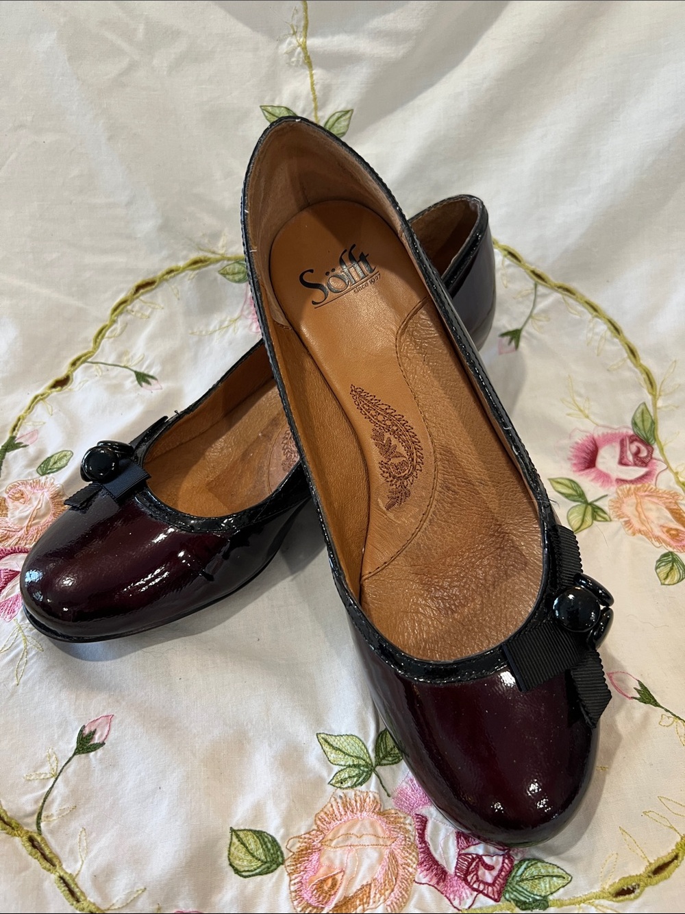 Sofft Women’s Burgundy Patent Leather Heels with Bow Sz 8